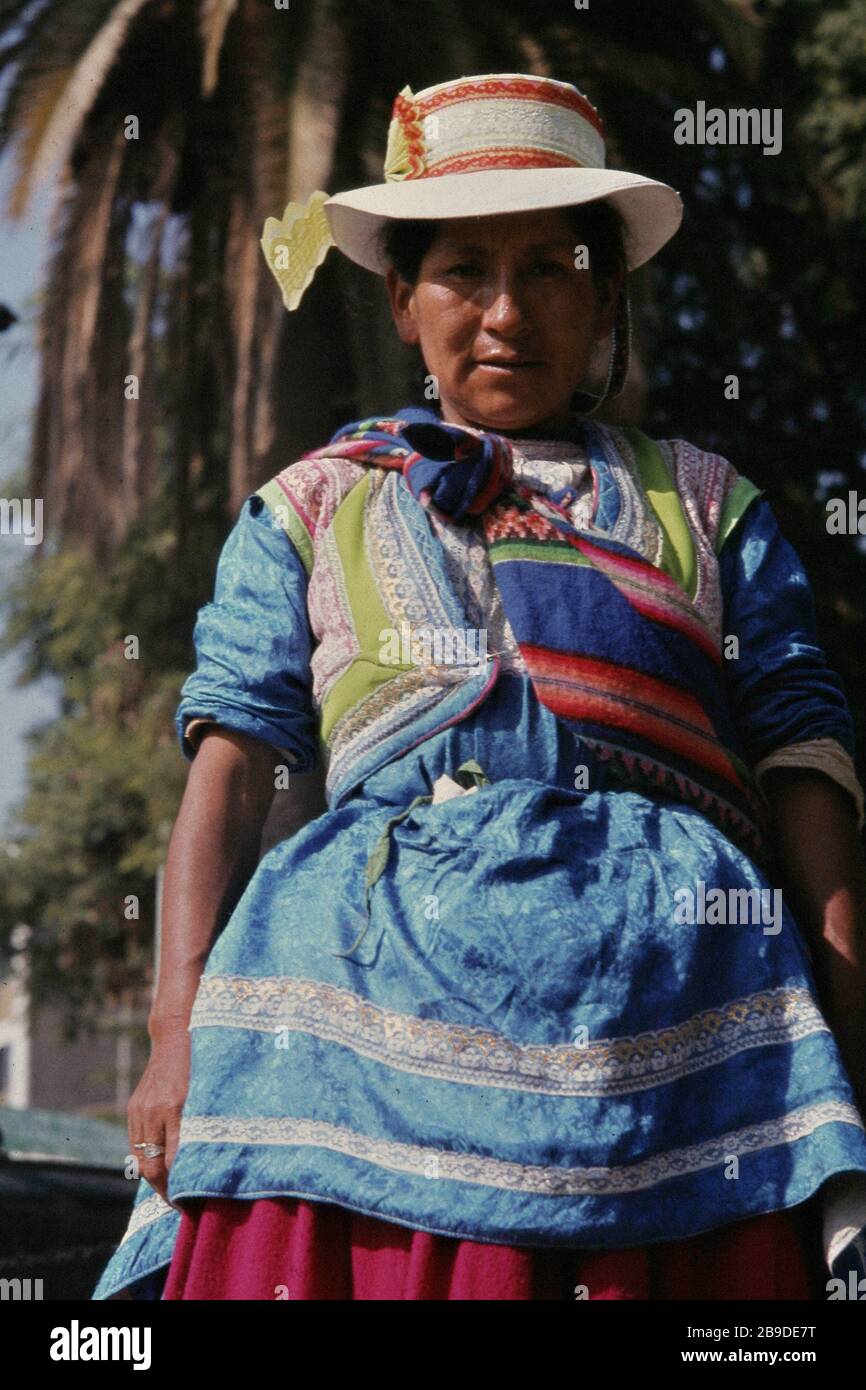 Una donna in costume tradizionale peruviano con cappello a Tacna. [ traduzione automatica] Foto stock - Alamy