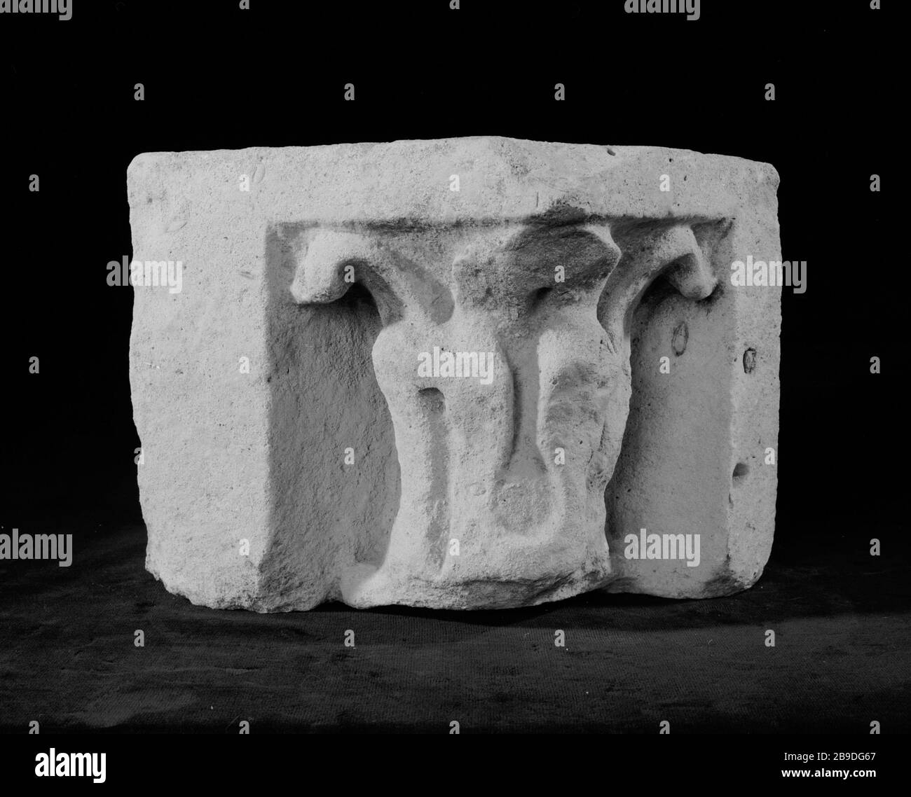 ANGOLO COLONNA TENDA ERODE, ORIGINE SCONOSCIUTA SECONDA METÀ DEL SECOLO XII (CAT. 194) Anonyme. Chapiteau de colonne d'angle érodé, provenienza inconnue, deuxième moitié du XIIe siècle (Cat. 194). Pierre. Parigi, musée Carnavalet. Foto Stock