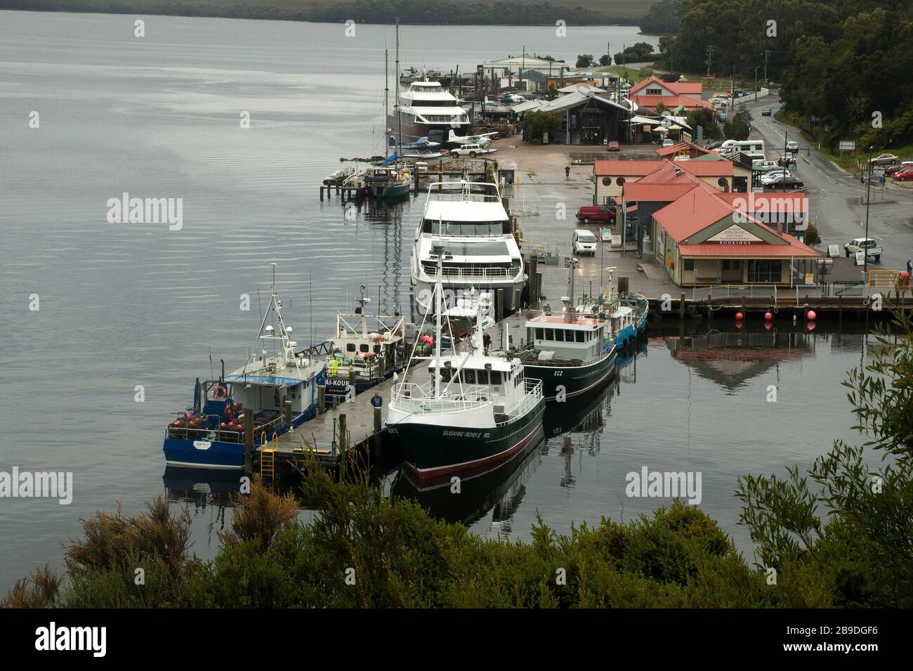 Strahan Tasmania, villaggio con vista aerea e barche ormeggiate al molo Foto Stock