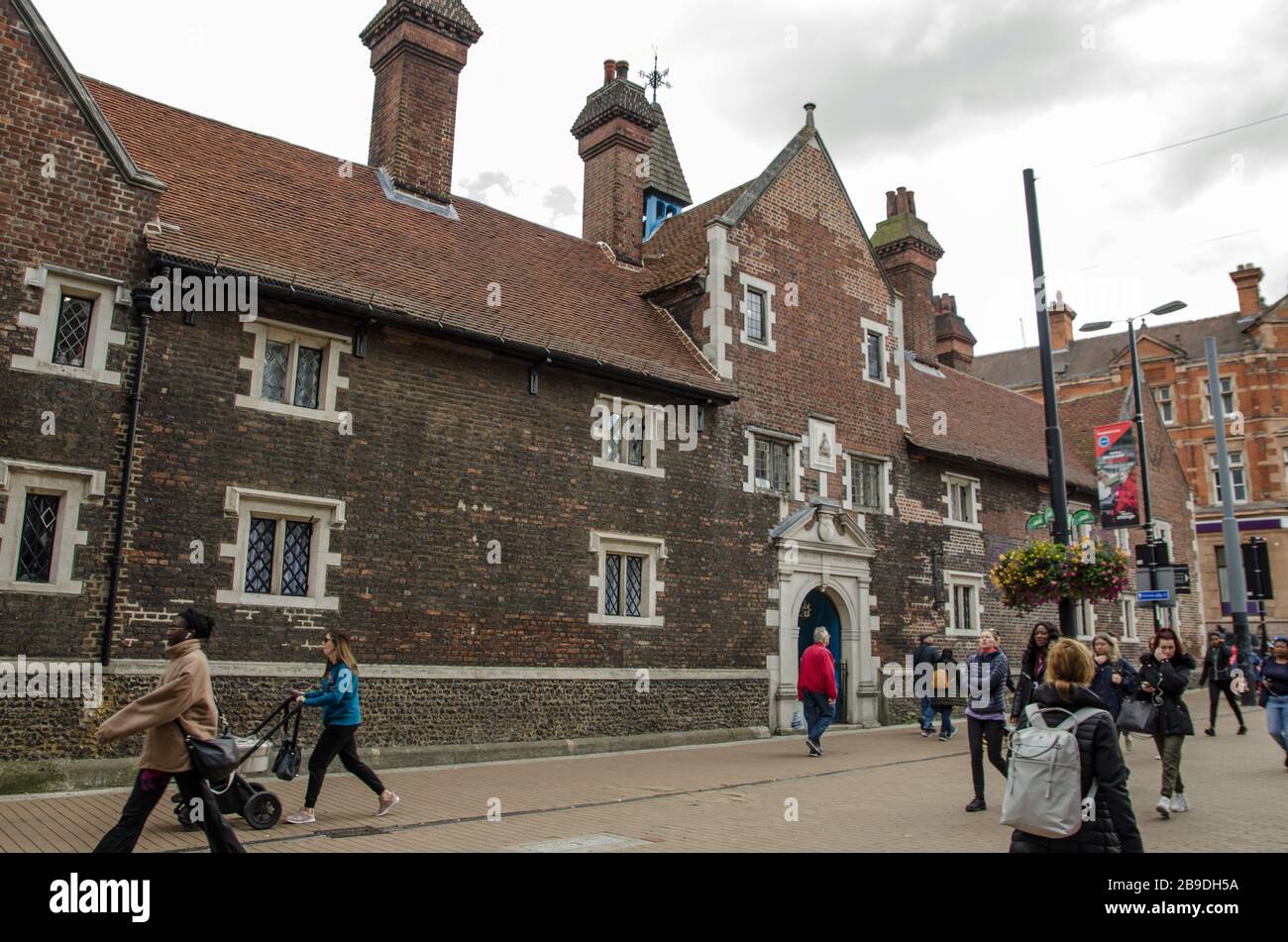 Croydon, Regno Unito - 2 ottobre 2019: Pedoni che passano davanti alla storica Whitgift Almshouses nel centro di Croydon, Londra. Foto Stock