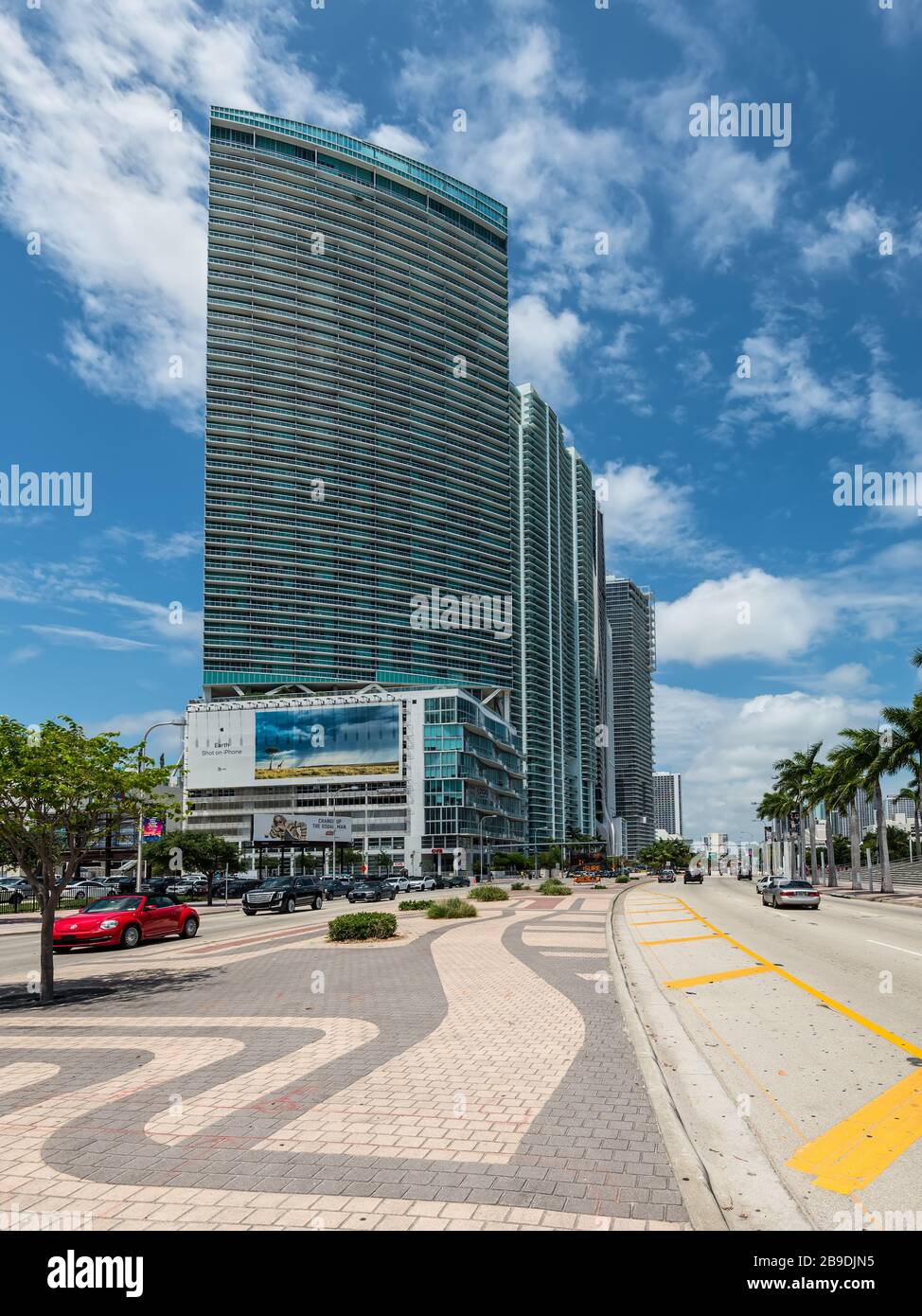 Miami, FL, Stati Uniti - Aprile 19, 2019: Miami cityscape di centro business e di edifici residenziali a Biscayne Boulevard su una splendida primavera Foto Stock