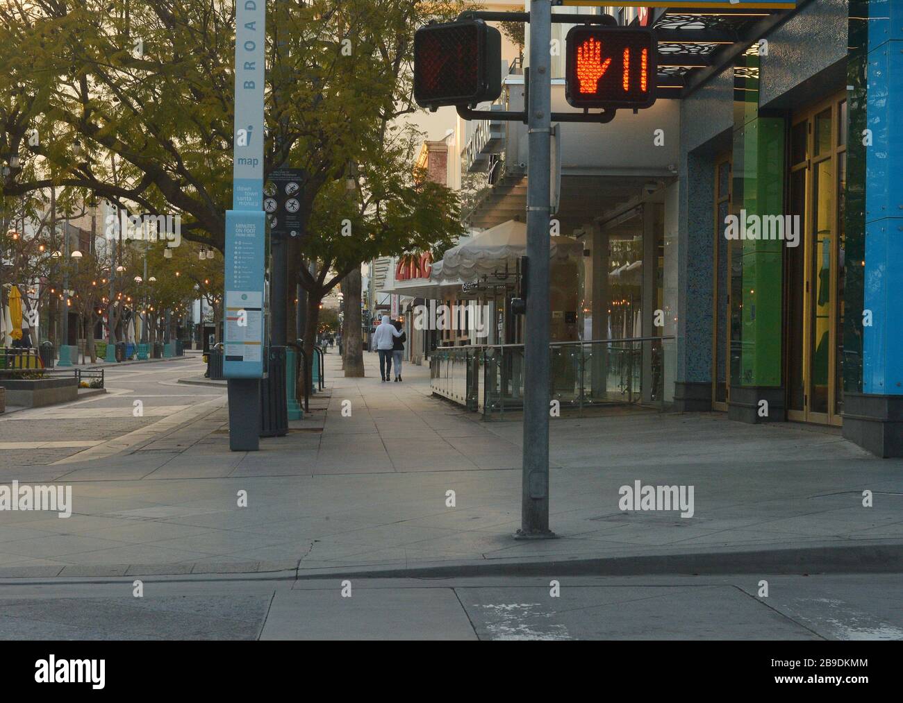 Los Angeles, California, Stati Uniti . 24 Marzo 2020. Un paio di passeggiate attraverso il deserte Third Street Mall a Santa Monica Lunedi, 23 marzo 2020. Il sindaco di Los Angeles Eric Garcetti ha chiuso gli sport e le attività ricreative nei parchi della città di Los Angeles e ha chiuso il parcheggio nelle spiagge della città dopo aver visto troppe persone nelle immediate vicinanze che impacchettano spiagge, sentieri e parchi. Garrett ha chiesto ai residenti di rimanere a casa e salvare vite. Le distanze sociali richiedono che le persone rimano ad almeno sei piedi di distanza. Credito: UPI/Alamy Live News Foto Stock