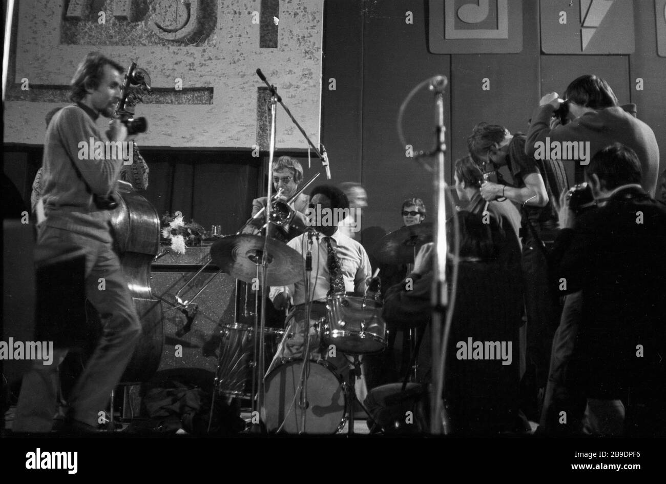 Art Blakey alla batteria e Kai al trombone in un concerto a Praga nell'ambito del festival jazz nell'ottobre 1971 nella Lucerna Hall. Sono affollati da fotografi. [traduzione automatica] Foto Stock