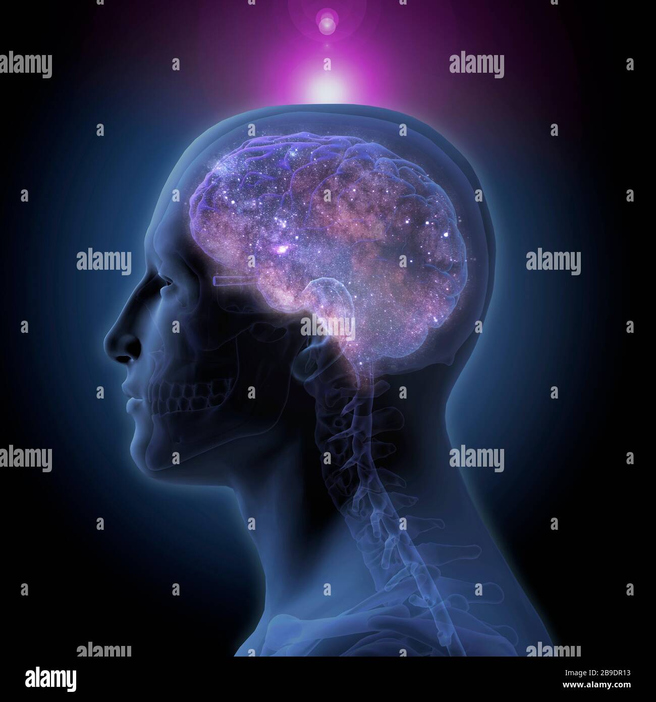Profilo dell'uomo illuminato con cervello pieno di stelle e chakra della corona luminosa. Foto Stock