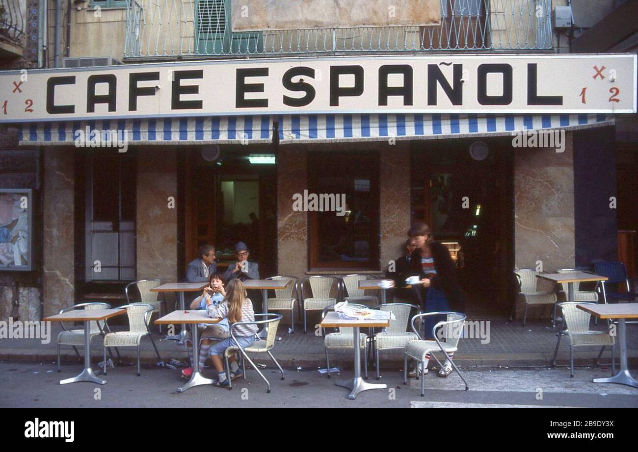 Alcuni bambini e adulti bevono caffè e mangiano qualcosa al Cafe Espanol in Inca in Spagna. [traduzione automatica] Foto Stock
