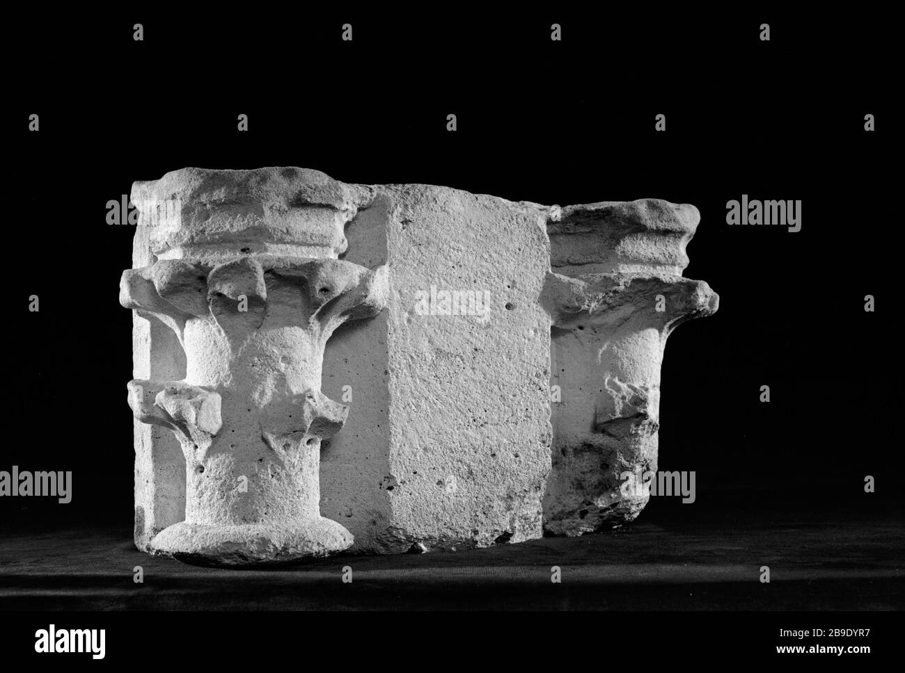 CAPITELLI DI DUE COLONNE DI PIER, DA IGNOTO, XIII SECOLO (CAT. 216) Anonyme. Chapiteaux de deux colonnettes d'un pilier, provenienza inconnue, XIIIe siècle (Cat. 216). Pierre. Parigi, musée Carnavalet. Foto Stock