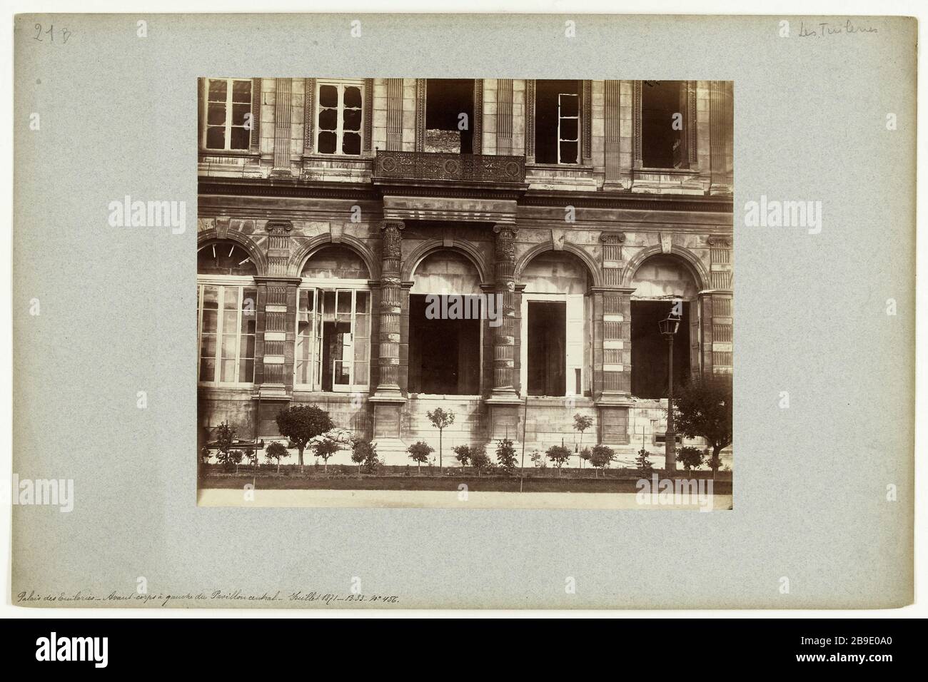 Palazzo Tuileries, edificio anteriore a sinistra dell'edificio centrale dopo l'incendio, 1 ° arrondissement, Parigi, luglio 1871. Palazzo Tuileries - edificio frontale a sinistra del Padiglione principale - Luglio 1871. Comune di Parigi (1871). Palais des Tuileries, avant-corps à gauche du pavillon après l'incendie centrale. Parigi (Ier arr.), Juillet 1871. Photographie de Pierre Emonds (né Emonts. 1831-1912). Tirage sur papier albuminé. Parigi, musée Carnavalet. Foto Stock