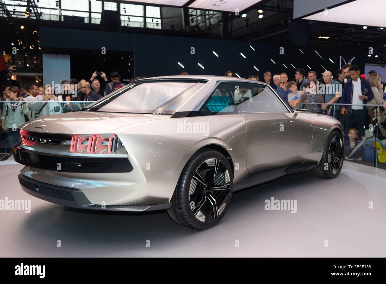 Parigi, Ile de France / Francia - Ottobre 07 2018 : Mondial Paris Motor Show Peugeot e-LEGEND concept car Foto Stock