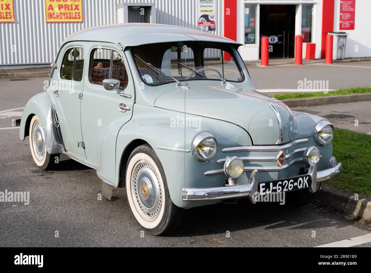 Bordeaux , Aquitaine / Francia - 10 30 2019 : Renault 4CV vecchio-timer vista laterale parcheggiata in strada Foto Stock