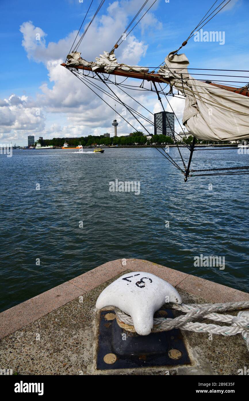 Una vista dall'estremità lontana del Wilhelminapier con l'intestino di un Clipper che si affaccia sul fiume Maas con l'euromast sul retro Foto Stock