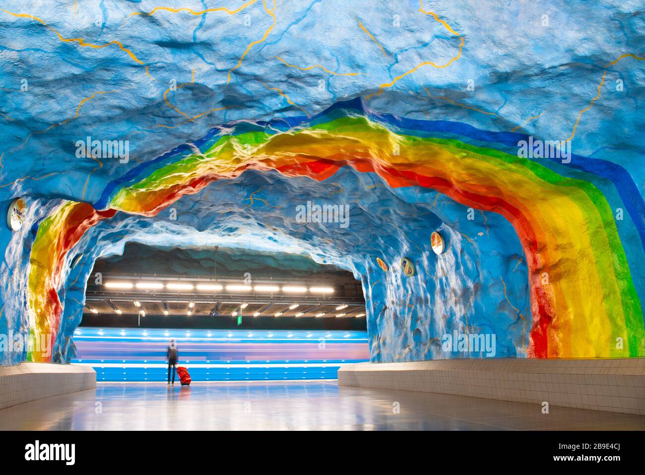 Passeggeri con un tronco alla stazione della metropolitana Stadium di Stoccolma in attesa di un treno sotterraneo, Svezia. Foto Stock