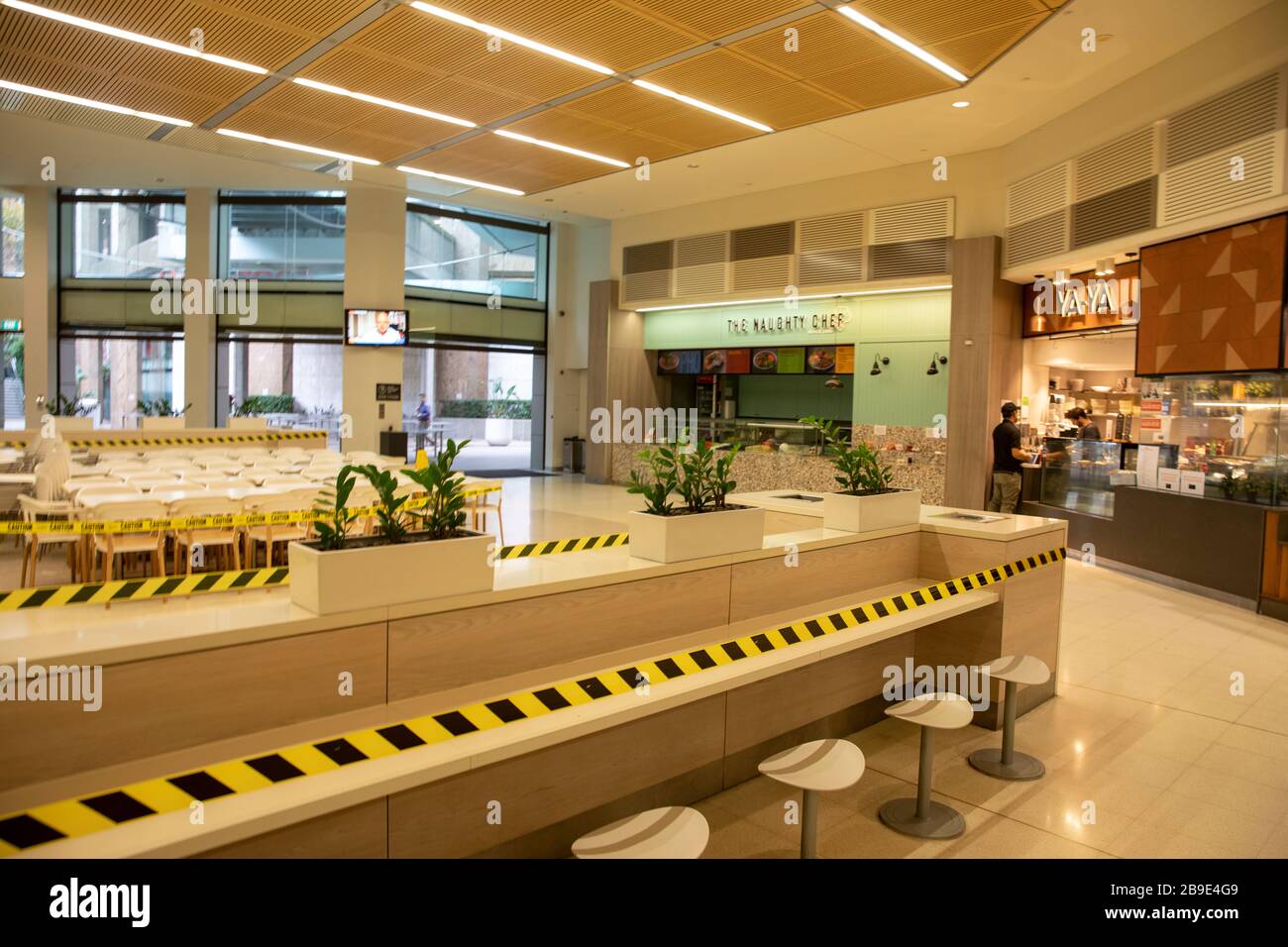 Centro di Sydney, Australia. Martedì 24 marzo 2020.. Dato che i ristoranti sono costretti a vendere il servizio di asporto, solo i campi da cucina sono vicini alle aree salotto nel centro della città. Credit Martin Berry/Alamy Live News Foto Stock