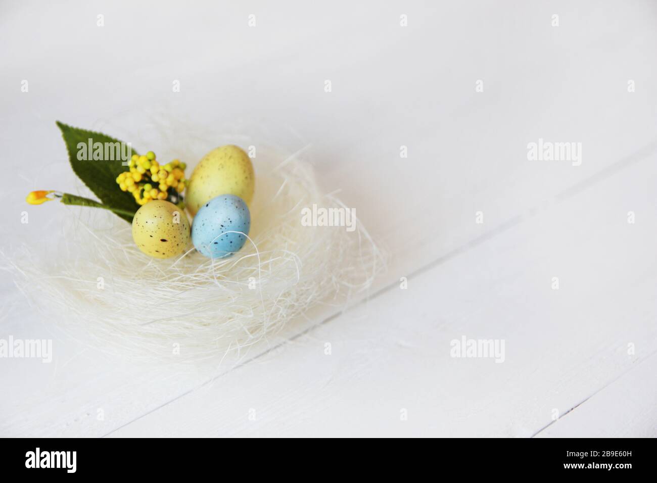 Congratulazioni Pasqua background. Uova di Pasqua e fiori. Foto Stock