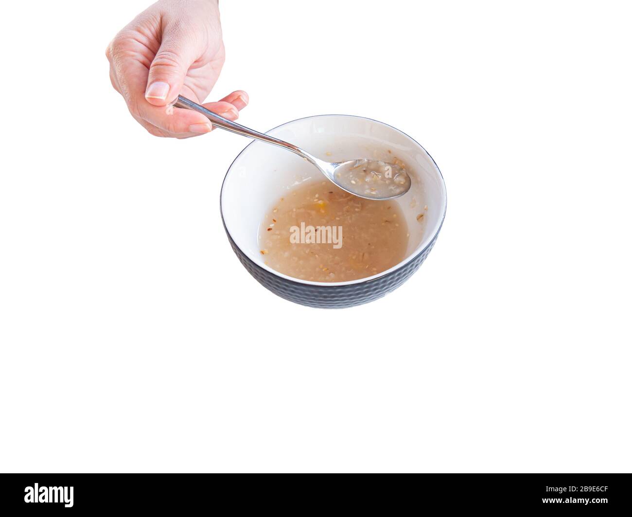 Tradizionale dessert turco ashure o Noah's Pudding con cucchiaio isolato su sfondo bianco. Foto Stock