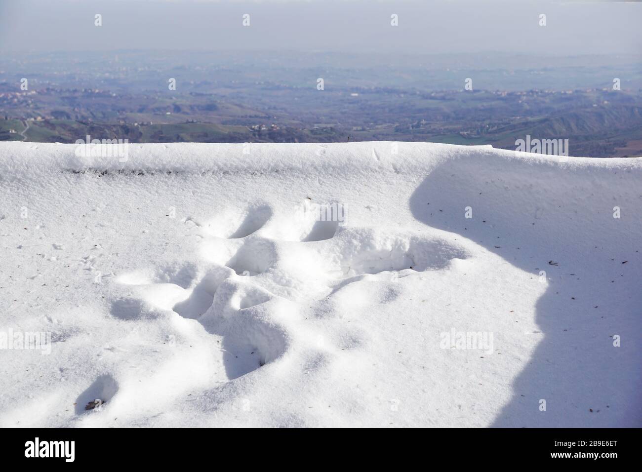 Impronte umane in neve profonda in giornata di sole . Foto Stock