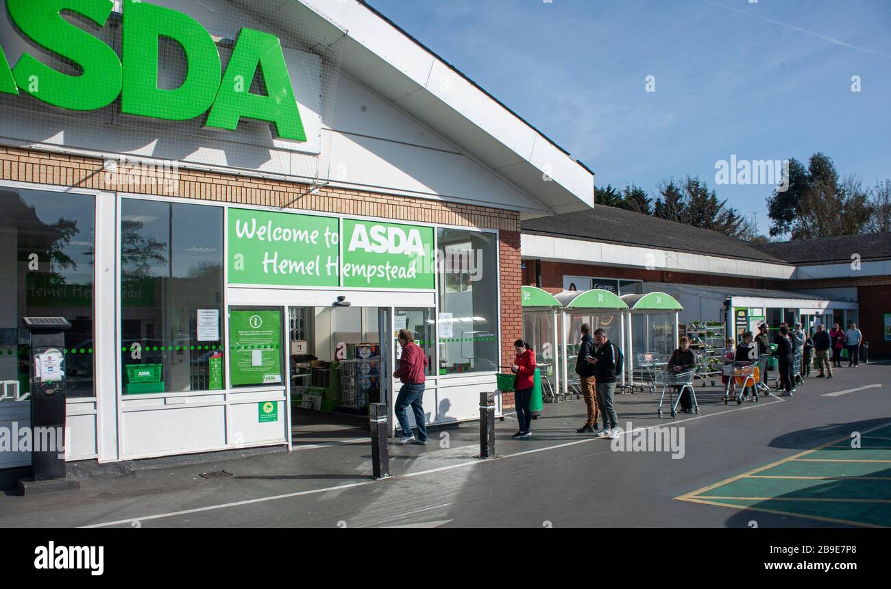 HEMEL HEMPSTEAD - UK MAR 24: Le persone che si accodano ad Asda, solo dieci persone alla volta ad alta voce nel negozio di Hemel Hempstead, Herts il 24 marzo 2020. Gary Mitchell/ Alamy Live News Foto Stock