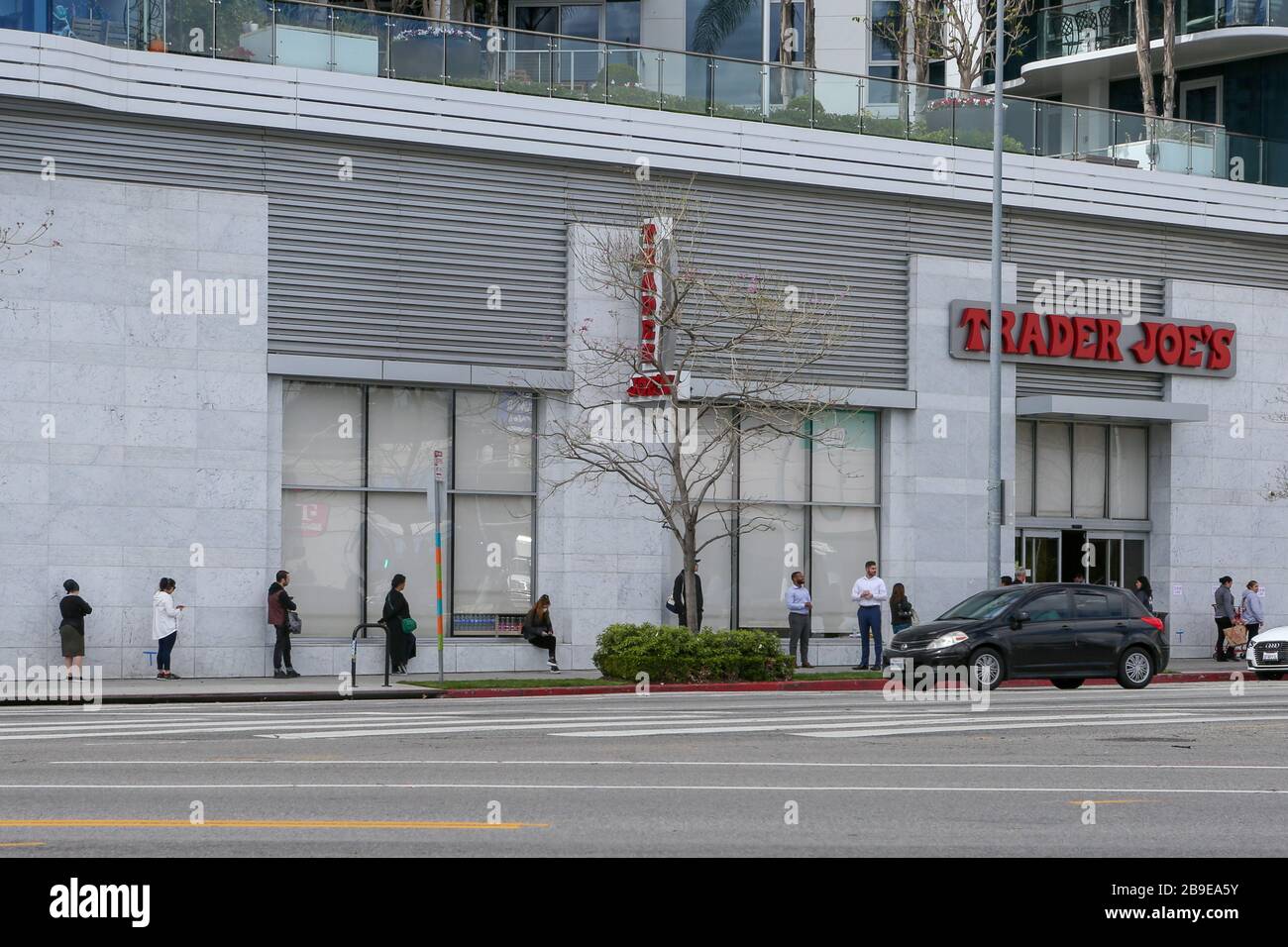 La gente sta in linea esercitandosi a distanza sociale che aspetta per entrare nel trader Joes situato a 8500 Burton Way, sulla scia del coronavirus COVID-19 pandemic, Lunedi, 23 marzo 2020, a Los Angeles, California, Stati Uniti d'America (foto da IOS/Espa-Images) Foto Stock