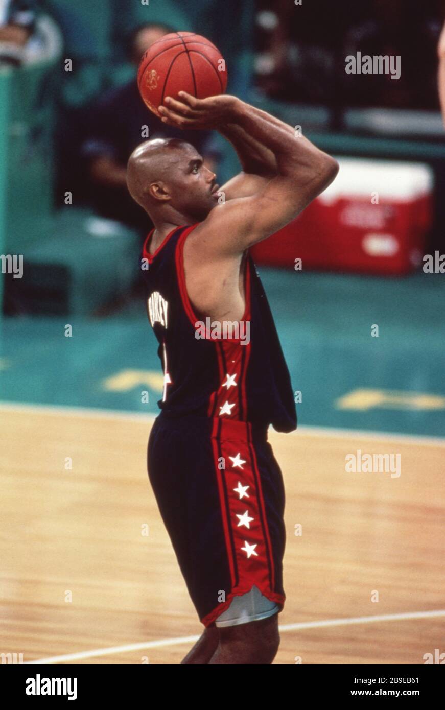 Atlanta, Stati Uniti. 2020 marzo 22. Primo: 1996 luglio 96 Sport, basket, uomini, Olimpiadi maschili, Olimpiadi estive, Atlanta, 1996, 87, vecchie immagini, USA vince la medaglia d'oro USA - Angola 54:20,000 Charles Wade Barkley, metà figura, gettare più di   punti nella NBA, Hall of Fame | utilizzo nel mondo credito: dpa/Alamy Live News Foto Stock