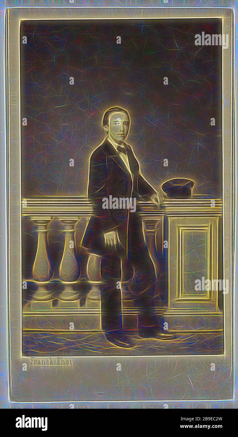 Giovane uomo in piedi, il suo cappello poggiato su una falsa ringhiera, Franck (François-Marie-Louis-Alexandre Gobinet de Villecholles) (francese, 1816 - 1906), 1865 - 1875, albumen stampa d'argento, Reimagined by Gibon, design di calore allegro di luminosità e raggi di luce radianza. Arte classica reinventata con un tocco moderno. La fotografia ispirata al futurismo, che abbraccia l'energia dinamica della tecnologia moderna, del movimento, della velocità e rivoluziona la cultura. Foto Stock