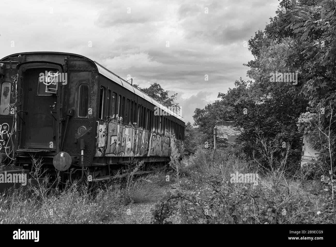 Carrozza ferroviaria abbandonata nel Porto Vecchio di Trieste, Friuli-Venezia-Giulia, Italia: Versione in bianco e nero Foto Stock