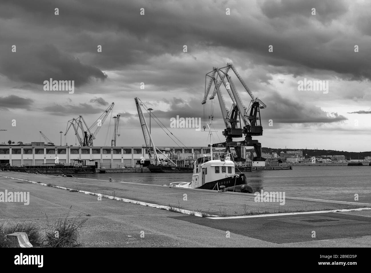 Banchina abbandonata nel Porto Vecchio di Trieste, Friuli-Venezia-Giulia, Italia: Versione in bianco e nero Foto Stock