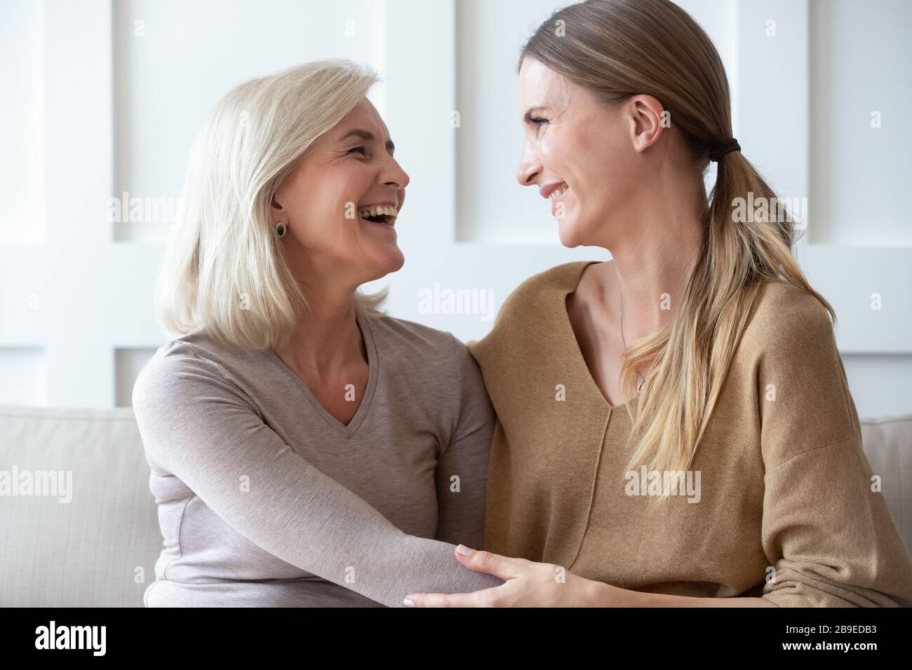 Felice madre più anziana e figlia adulta abbracciare, divertirsi insieme Foto Stock