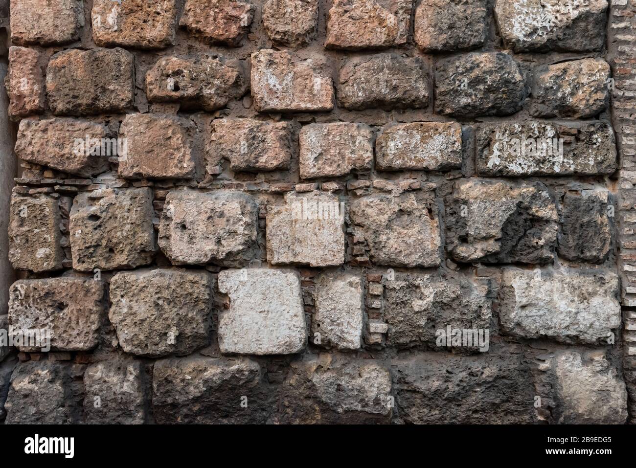 Muro di pietra e mattoni di un antico edificio. Adatto come motivo per carta da parati. Foto Stock