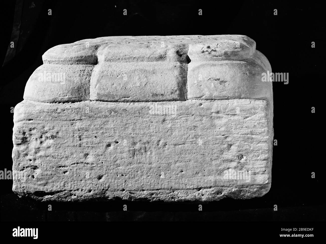 COLONNE QUADRATE A PIANTA DI BASE DI PILASTRI, DA IGNOTO, FINE DEL SECOLO XII - INIZIO DEL XIII SECOLO (CAT 180). Anonyme. Base de pilier de plan carré à colonnettes, provenienza inconnue, fin du XIIe siècle - début du XIIIe siècle (Cat. 180). Pierre. Parigi, musée Carnavalet. Foto Stock