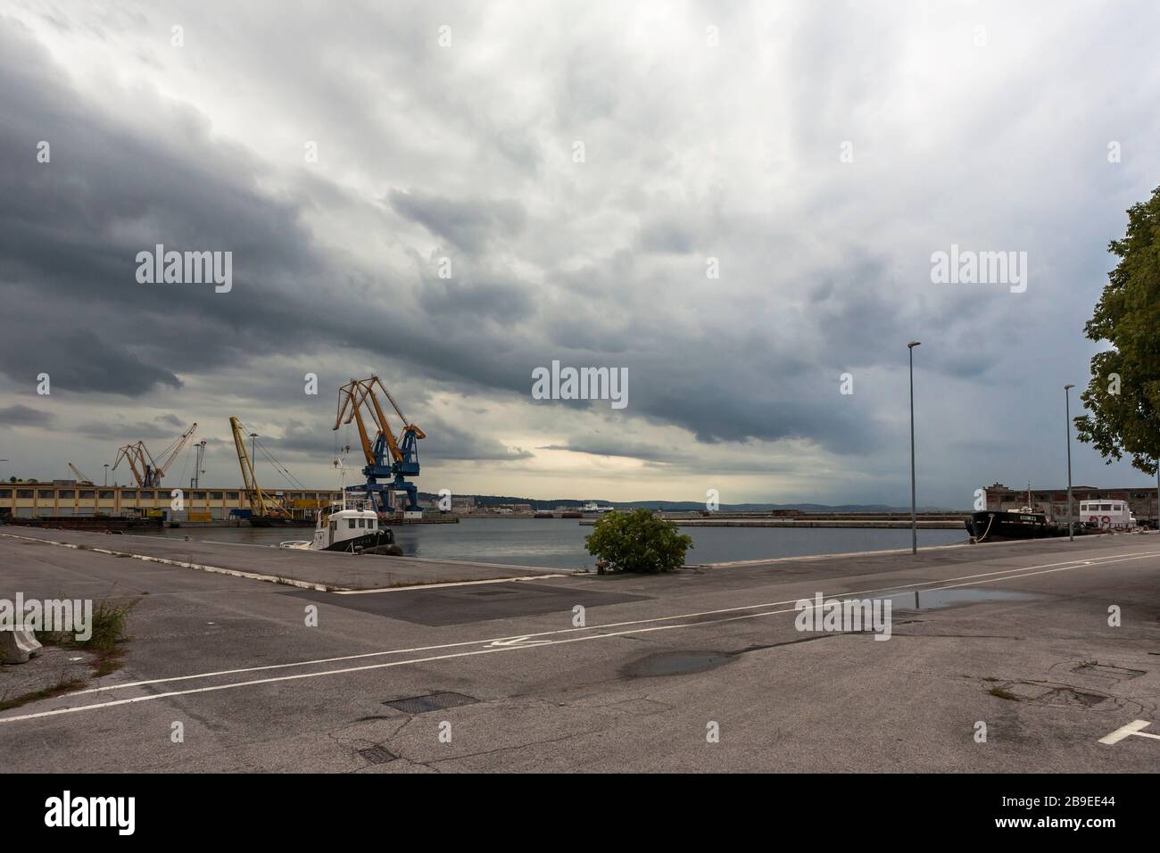 Approdi abbandonati nel Porto Vecchio di Trieste, Friuli-Venezia-Giulia, Italia Foto Stock