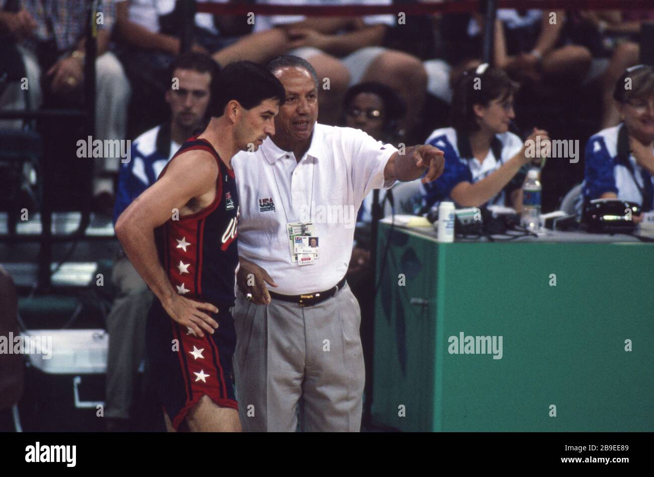 Primo: 22 luglio 1996 Sport, Pallacanestro, uomini, Olimpiadi maschili, Olimpiadi estive, Atlanta, 96, 1996, Old Pictures, USA vince la medaglia d'oro USA - Angola 87:54 John Stockton, figura completa, 50 giocatori più grandi nella storia dell'NBA, e, con, l'allenatore della squadra di basket USA, Lenny Wilkens | utilizzo in tutto il mondo Foto Stock