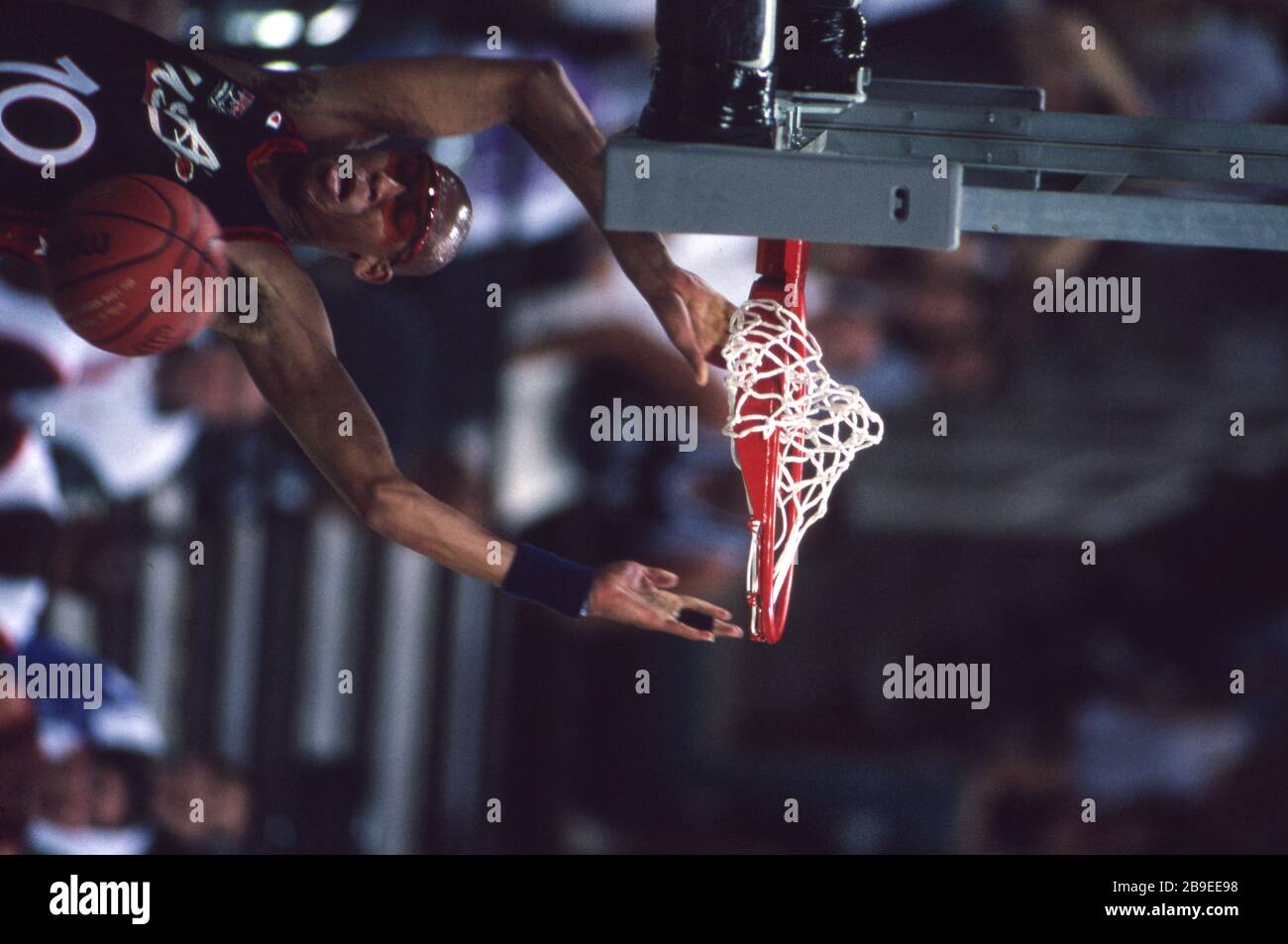 Primo: 22 luglio 1996 Sport, basket, uomini, Olimpiadi maschili, Olimpiadi estive, Atlanta, 96, 1996, vecchie immagini, USA vince la medaglia d'oro USA - Angola 87:54 Reggie Miller, metà figura, sul paniere. 5x NBA All-Star | utilizzo in tutto il mondo Foto Stock