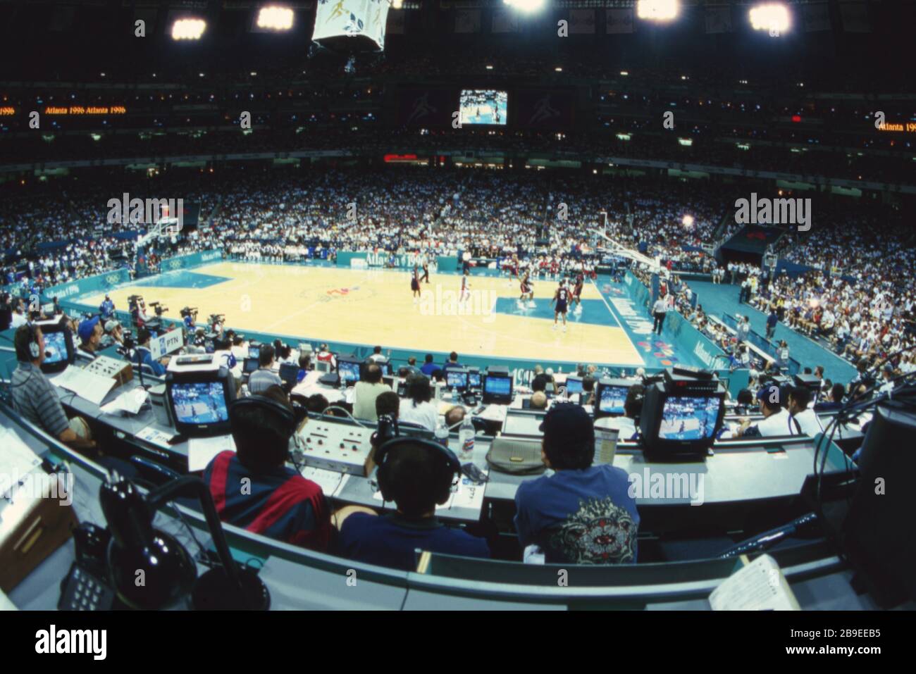 Primo: 22.07.1996 Sport, pallacanestro, uomini, Olimpiadi maschili, Olimpiadi estive, Atlanta, 96, 1996, vecchie immagini, USA vince la medaglia d'oro USA - Angola 87:54 Georgia Dome, sala di pallacanestro alle Olimpiadi del 1996 ad Atlanta, Panoramica, interno, vecchi computer, vecchi telefoni cellulari | utilizzo in tutto il mondo Foto Stock