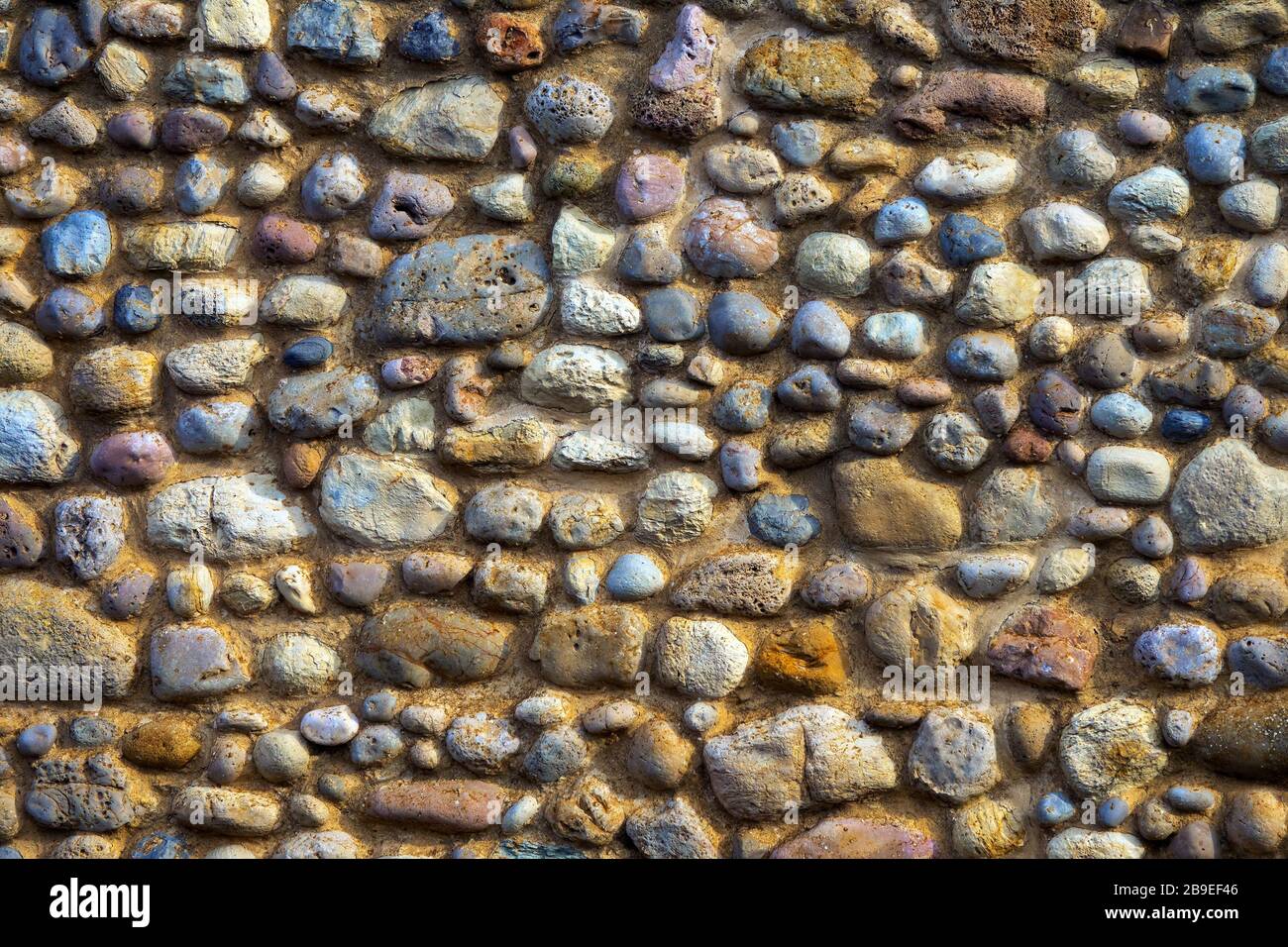 Muro di pietra naturale sullo sfondo Foto Stock