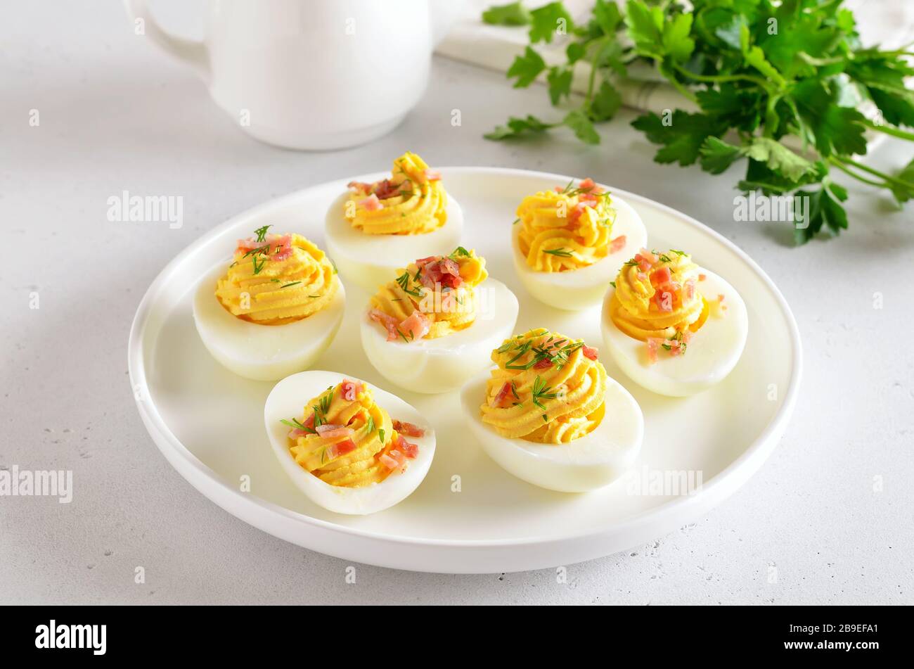 Uova farcite con tuorlo d'uovo, pancetta, senape e aneto, vista ravvicinata Foto Stock
