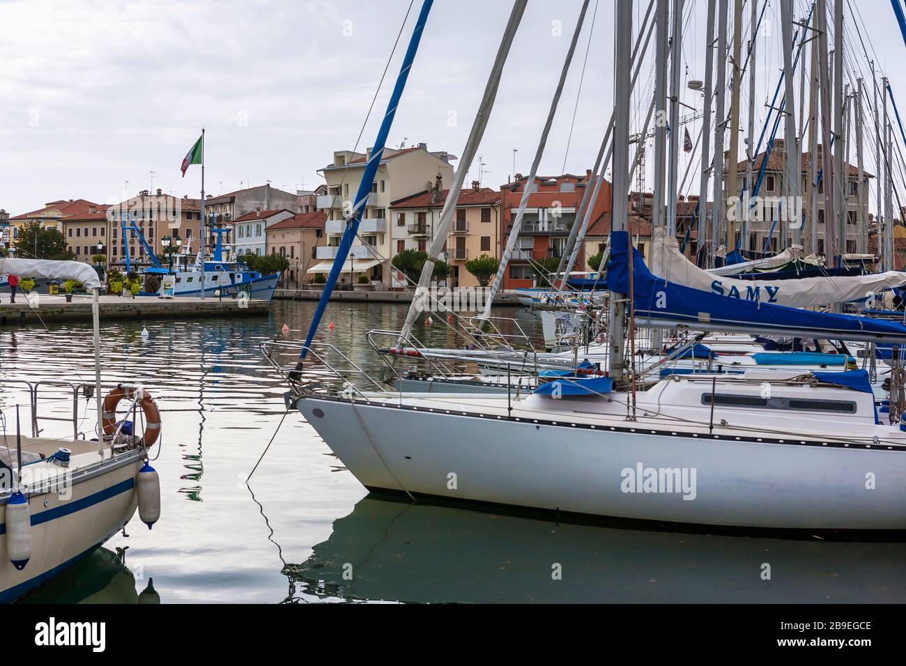 Yacht privati ormeggiati nel bacino del canale di grado, Friuli-Venezia Giulia, Italia Foto Stock