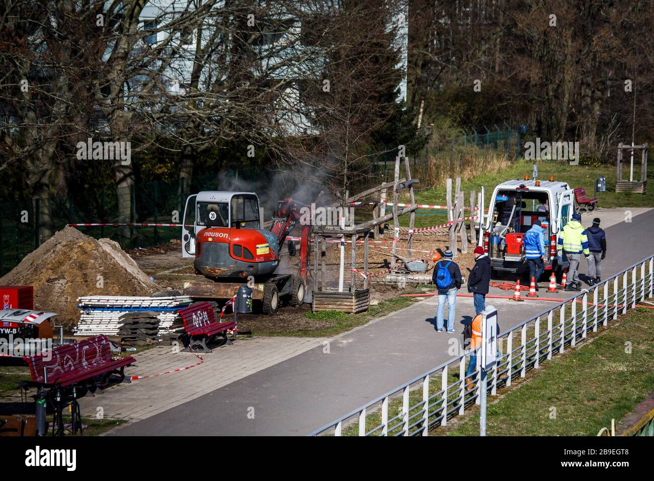 Berlino, Germania. 24 Marzo 2020. I lavoratori edili si trovano in un cantiere aperto dopo che una linea di fornitura è stata danneggiata. A causa di una linea di alimentazione danneggiata, dal lunedì sera a Berlino-Spandau non è stata fornita alcuna fonte di calore per circa 20,000 appartamenti. Sono anche colpiti gli anziani e le case di cura, le imprese commerciali e le istituzioni pubbliche. Una società di ingegneria civile aveva causato il danno alla linea durante i lavori di perforazione vicino al fiume Havel. Credit: Carsten Koall/dpa/Alamy Live News Foto Stock