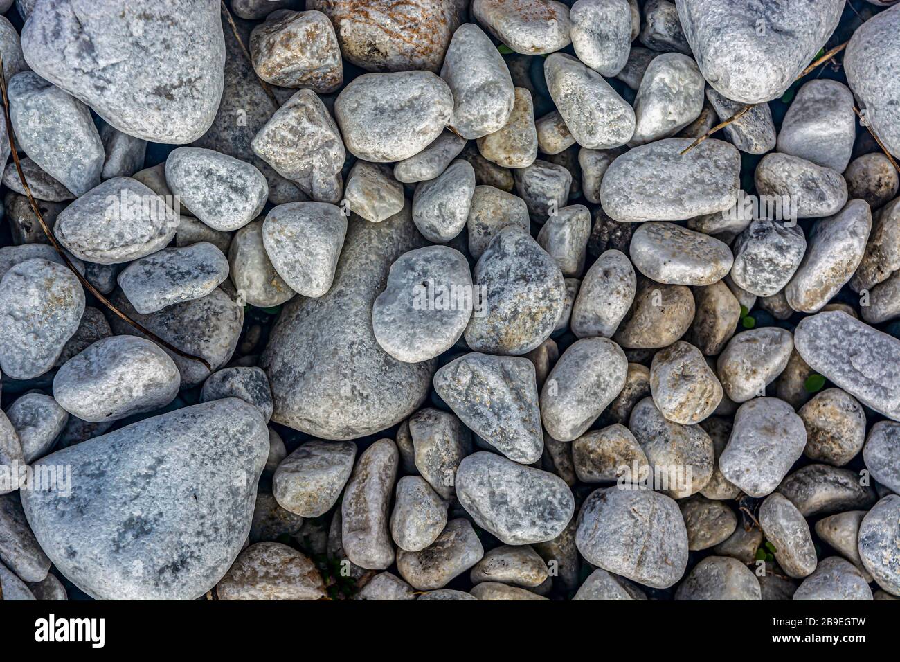 Sfondo astratto con motivo decorativo a pavimento in pietre di ghiaia, struttura in ghiaia. Primo piano Foto Stock
