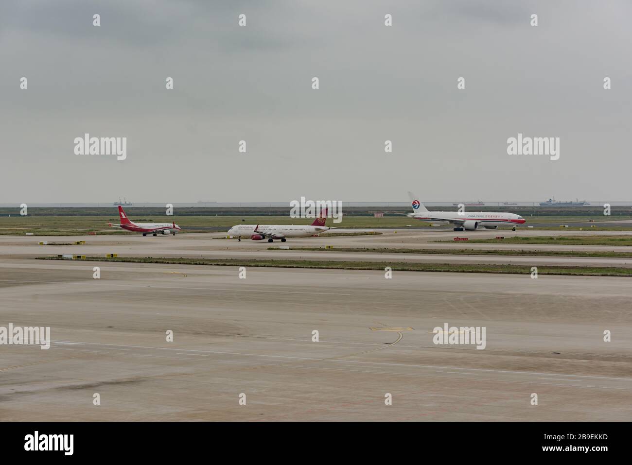 Shanghai, Cina - 14 maggio 2019: In attesa del decollo degli aerei di varie compagnie aeree dell'aeroporto internazionale di Shanghai Pudong. Foto Stock