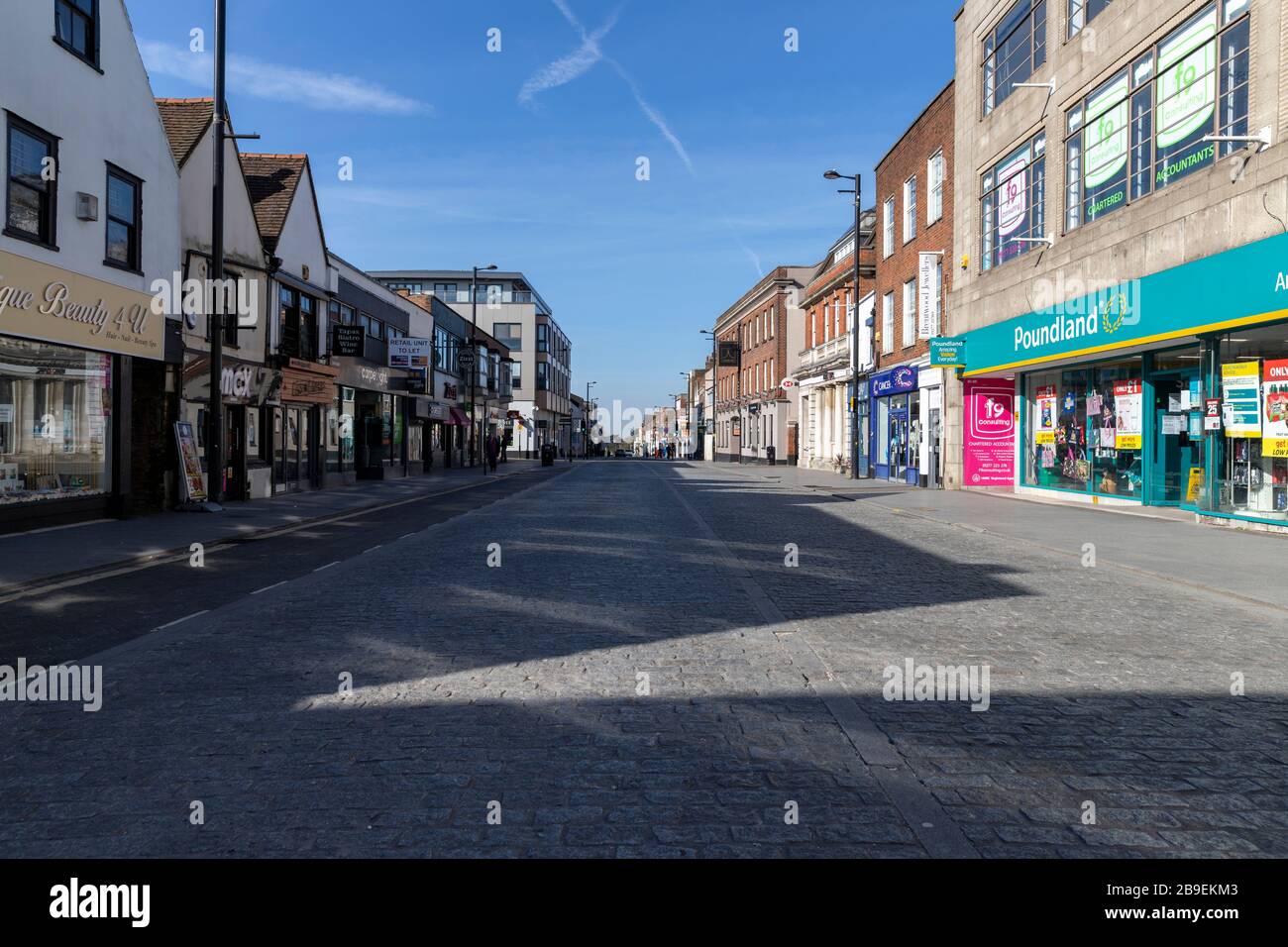 Brentwood, Essex, Regno Unito. 24 marzo 2020. Nel tentativo di rallentare la diffusione del Coronavirus, il primo ministro Boris Johnson ordina al Regno Unito di "tornare a casa" lasciando strade e strade solitamente trafficate a Brentwood, Essex praticamente deserta. Credito: Ricci Fothergill/Alamy Live News Foto Stock