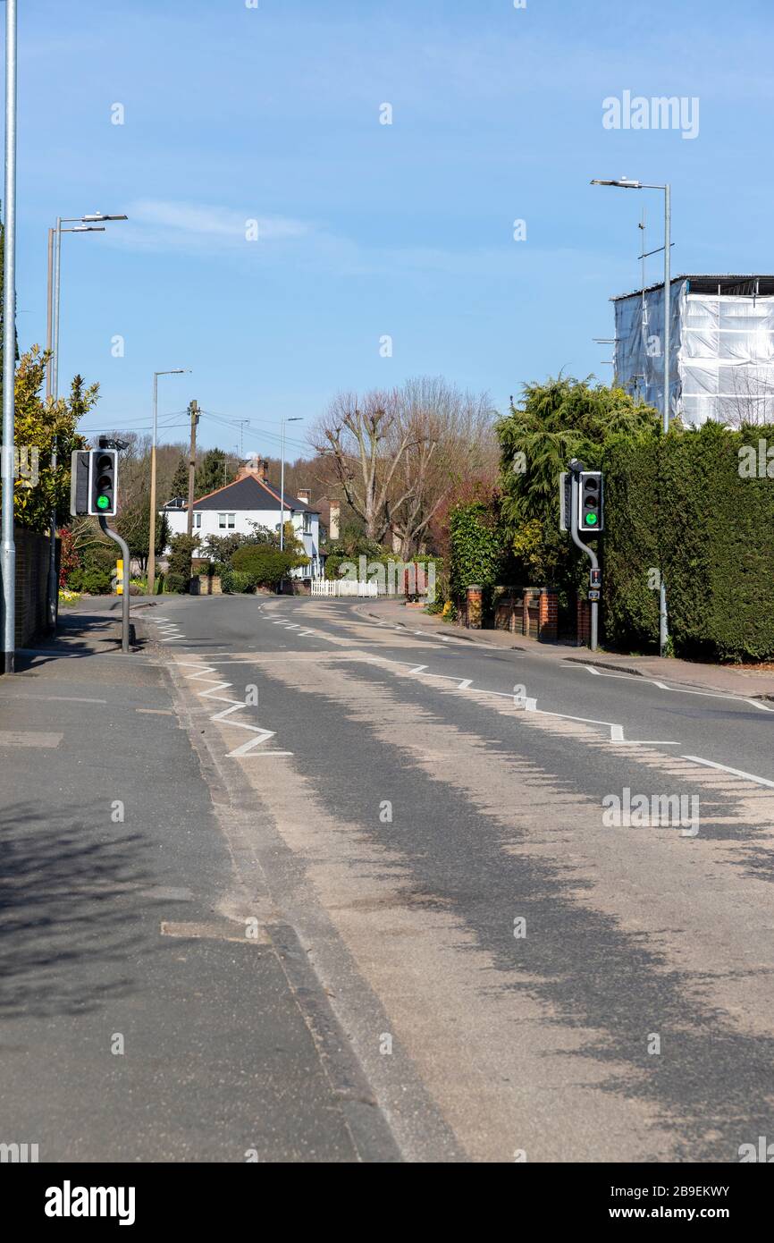 Brentwood, Essex, Regno Unito. 24 marzo 2020. Nel tentativo di rallentare la diffusione del Coronavirus, il primo ministro Boris Johnson ordina al Regno Unito di "tornare a casa" lasciando strade e strade solitamente trafficate a Brentwood, Essex praticamente deserta. Credito: Ricci Fothergill/Alamy Live News Foto Stock