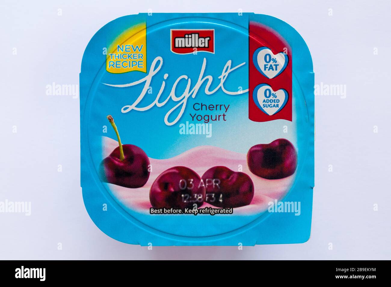 POT of Muller Light Cherry yogurt nuova ricetta più spessa isolata su sfondo bianco Foto Stock