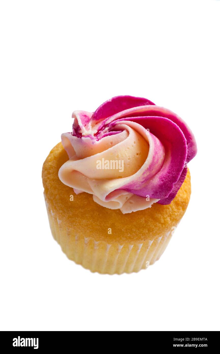 Singolo M&S mini cupcake rosa isolato su sfondo bianco - mini pan di Spagna con una crema di vaniglia rosa e bianco Foto Stock
