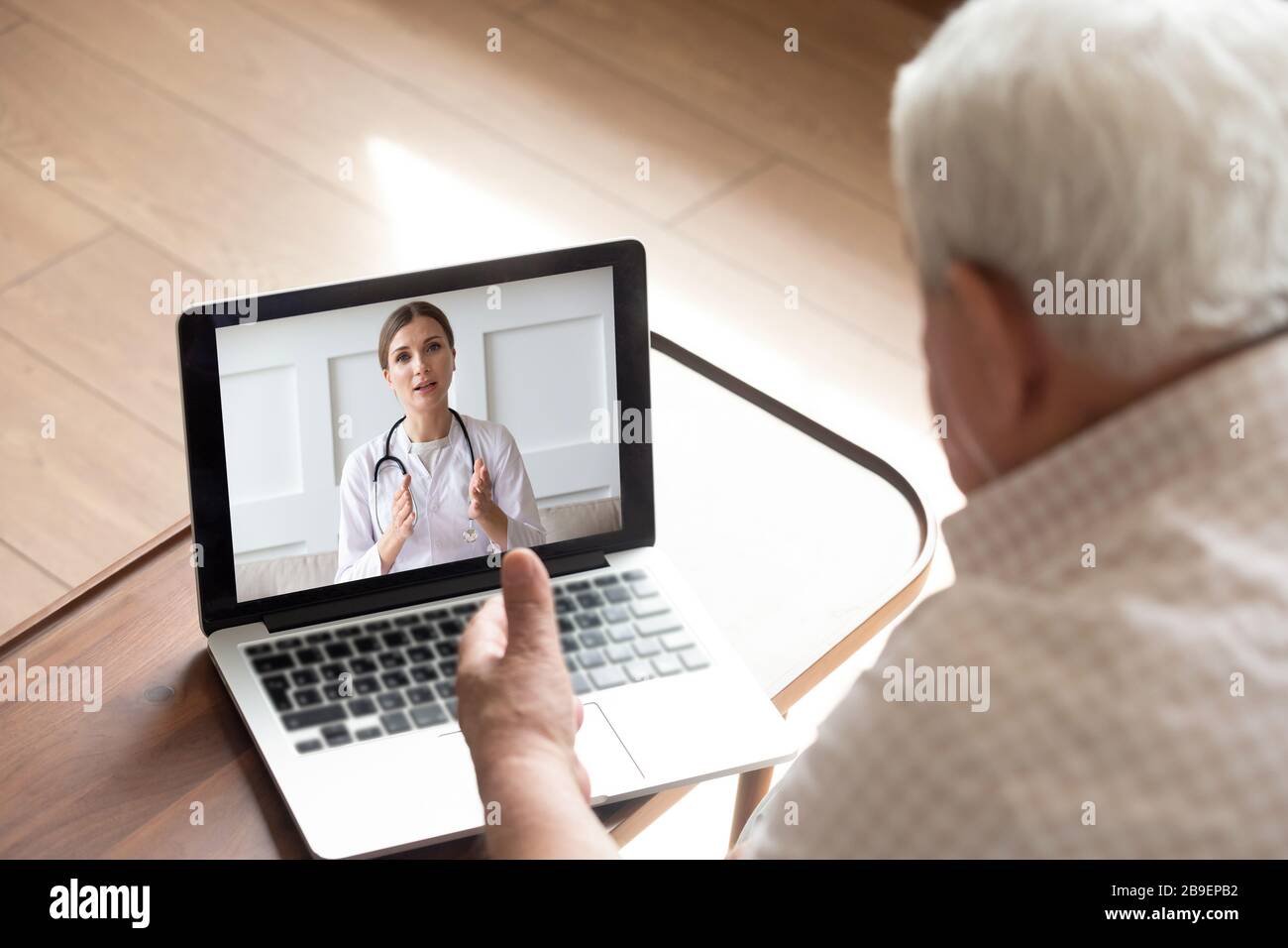 Primo piano uomo anziano che parla con il medico online, videochiamata Foto Stock