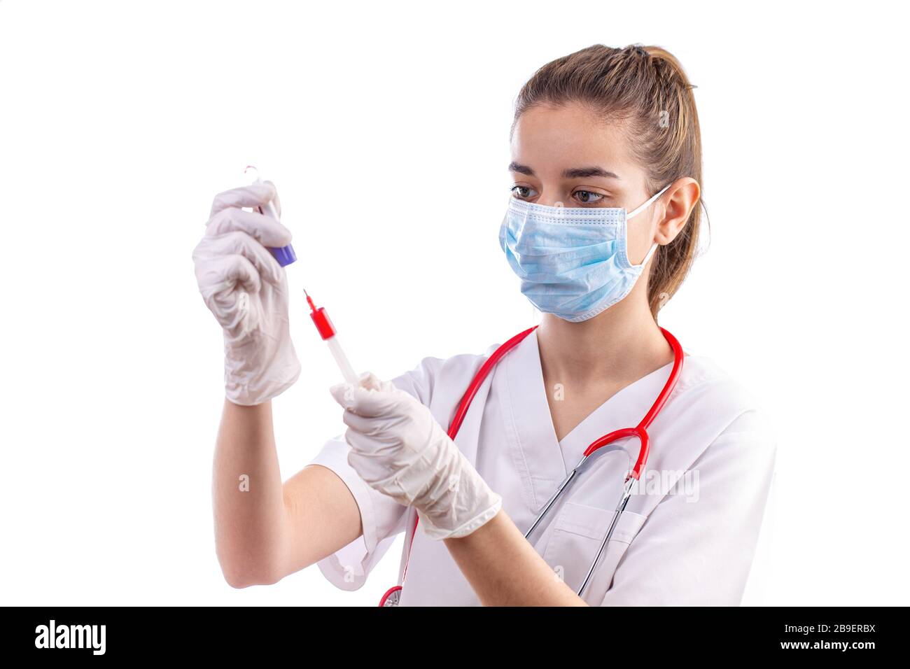 Medico femminile con stetoscopio alla spalla con esame del sangue. Concetto sanitario e medico. Foto Stock