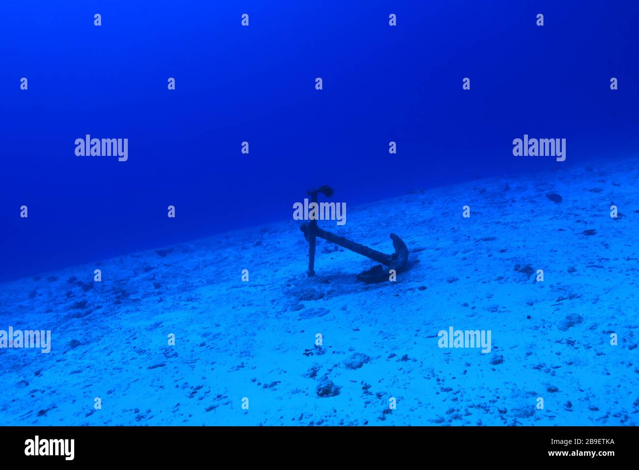 Ancora di vecchia nave sott'acqua sul fondo dell'oceano Foto Stock