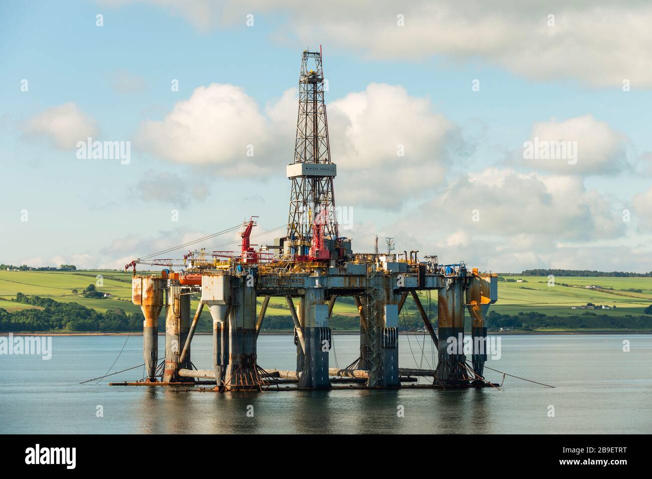 Ocean Nomad (1975), una piattaforma di perforazione offshore per il sollevamento di petrolio, è stato smantellato nel Cromarty Firth, Scozia, Regno Unito, 2016. Foto Stock