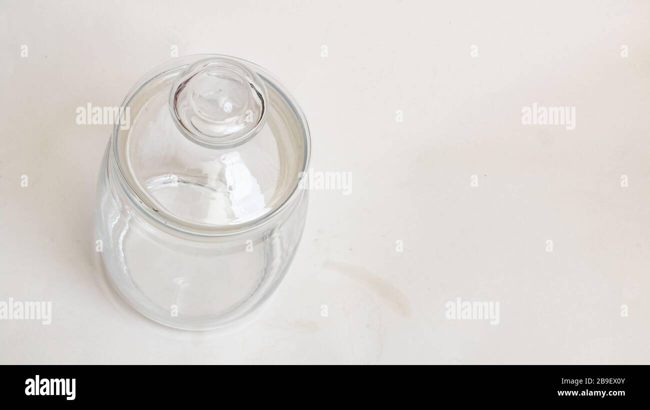 Vaso decorativo in vetro su sfondo bianco primo piano Foto Stock