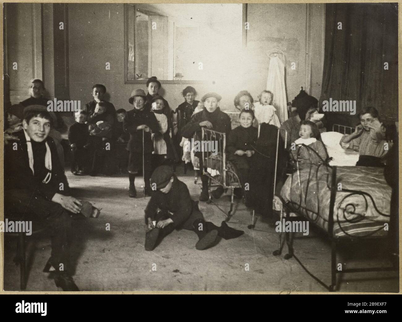 Rifugiati belgi Cirque de Paris Guerre 1914-1918. Les réfugiés belges au Cirque de Paris. Photographie de Charles Lansiaux (1855-1939), 1914-1918. Parigi, musée Carnavalet. Foto Stock