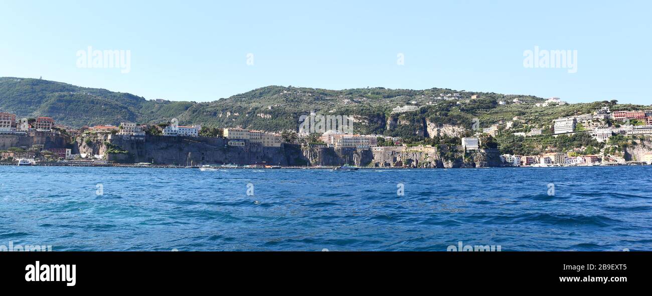 Vista panoramica di Sorrento dal mare - Italia Foto Stock