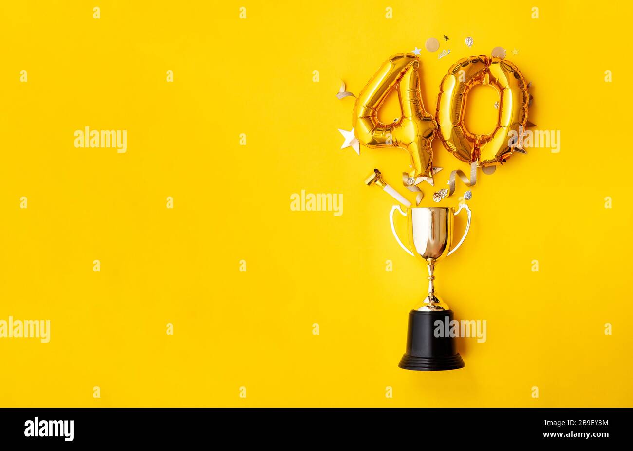 Palloncino numero 40 per la celebrazione dell'anniversario d'oro che esplode da un trofeo vincente Foto Stock